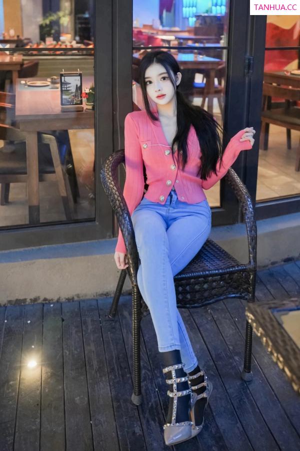  [XiuRen]高清写真图 2024.02.08 No.8091 龙雪儿 牛仔裤美臀第30张图片